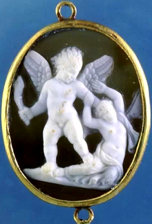 Cammeo con Eros che tormenta Psiche, I secolo a. C., onice a due strati intagliata, Firenze Museo Archeologico Nazionale